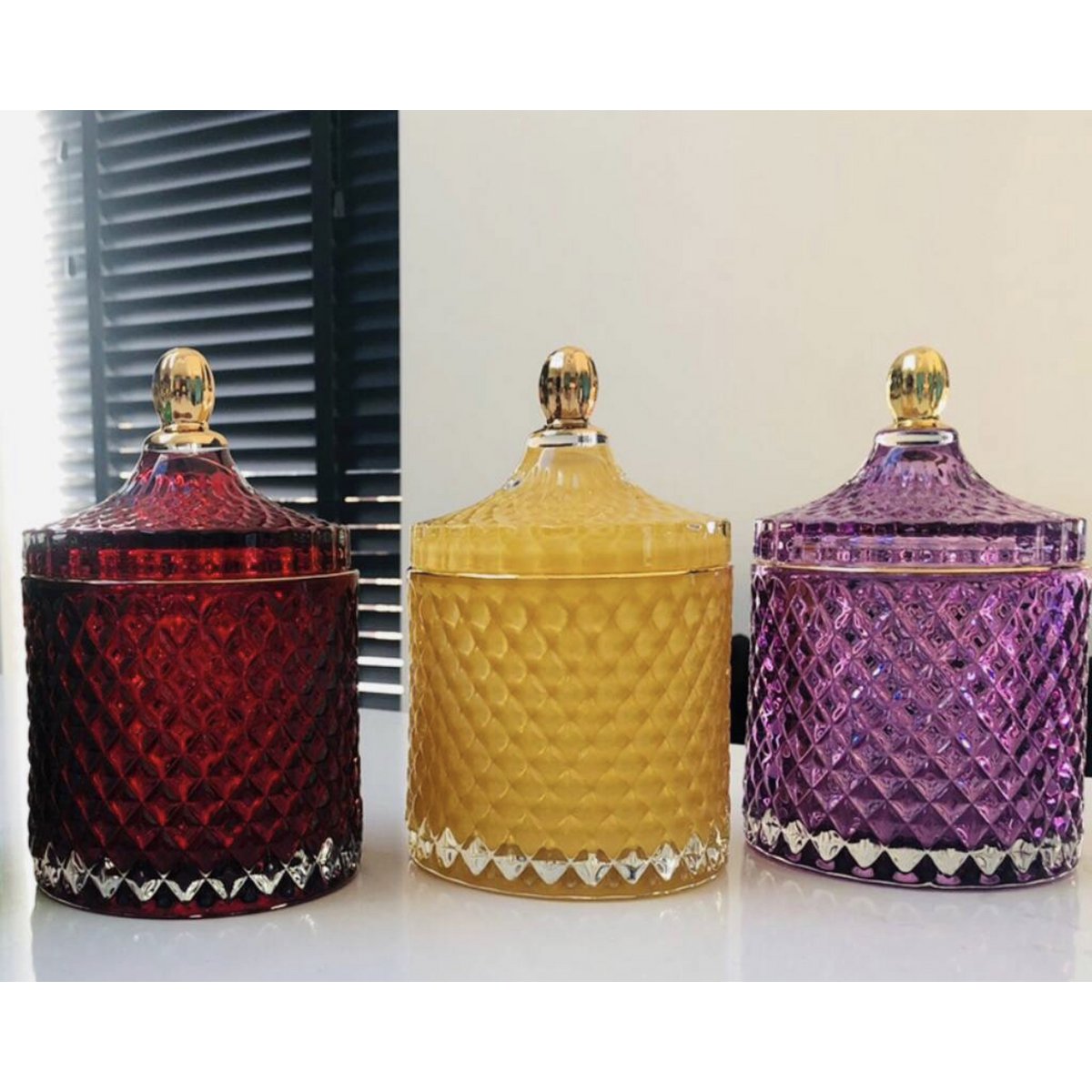 Een luxe glazen pot in een prachtige gele kleur