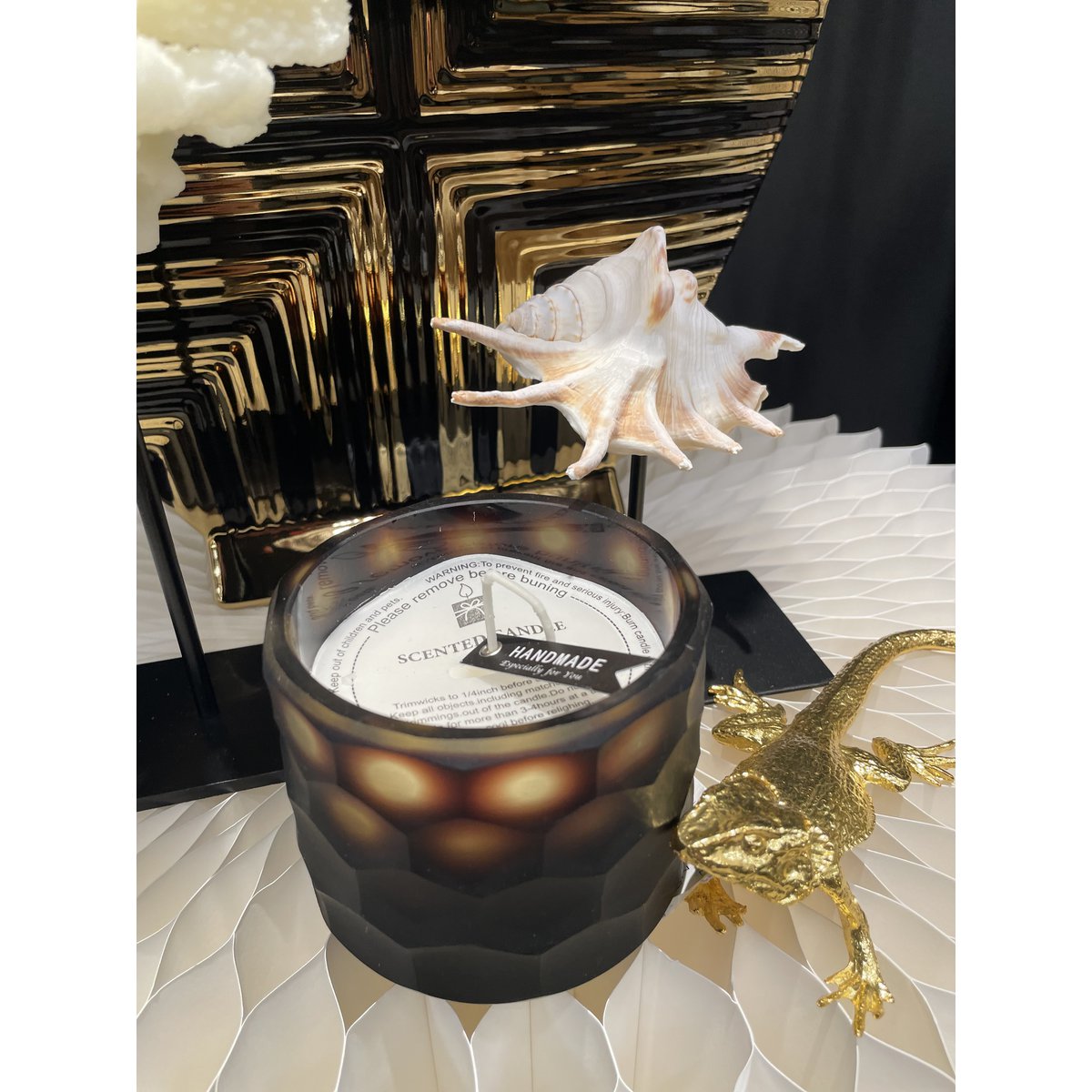 Geurkaars met handgeslepen glazen pot.