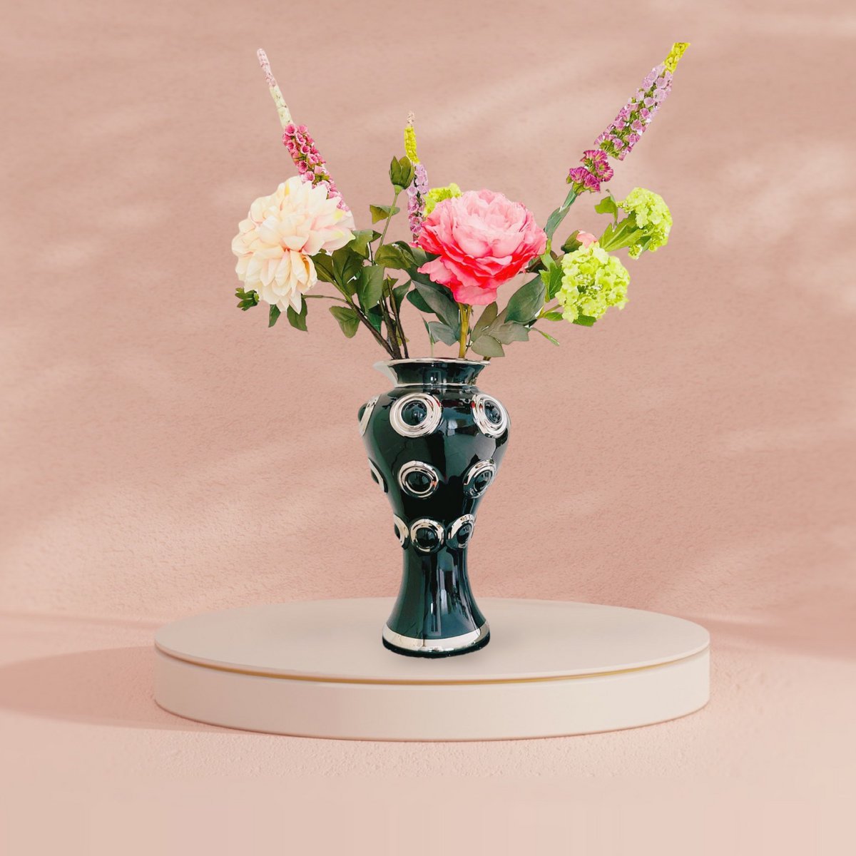 Nieuwe series. Een vaas en een boeket kunstbloemen en een koraalornament