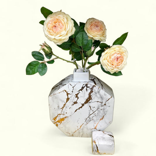 Goudlak marmerpatroon zeshoekige decoratieve pot met kunstmatige cameliabloemen