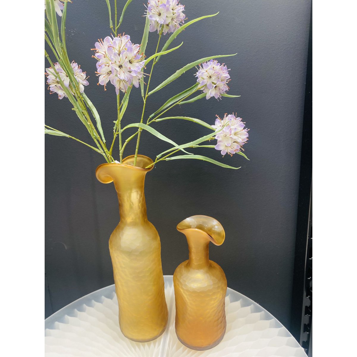 vintage amberkleurige glazen vaas klein formaat: H30cm B: 7cm