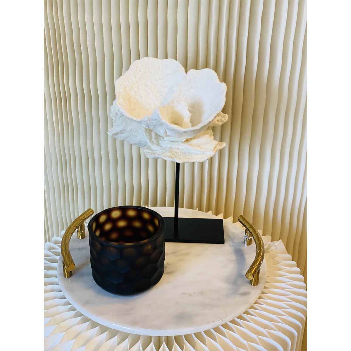 Marmeren dienblad met goudkleurige handgrepen