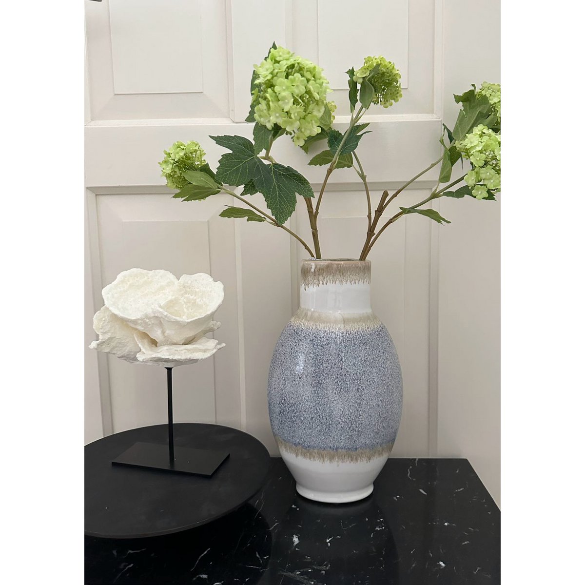 Nieuwe series. Een vaas en een boeket kunstbloemen