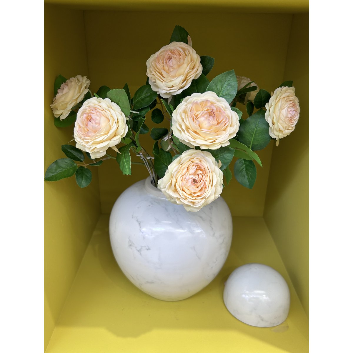 Een gemberpot van Amerikaans porselein, halverwege de 20e eeuw, met 7 stuks gele camellia-kunstbloemen (wit klein H*25W*25)