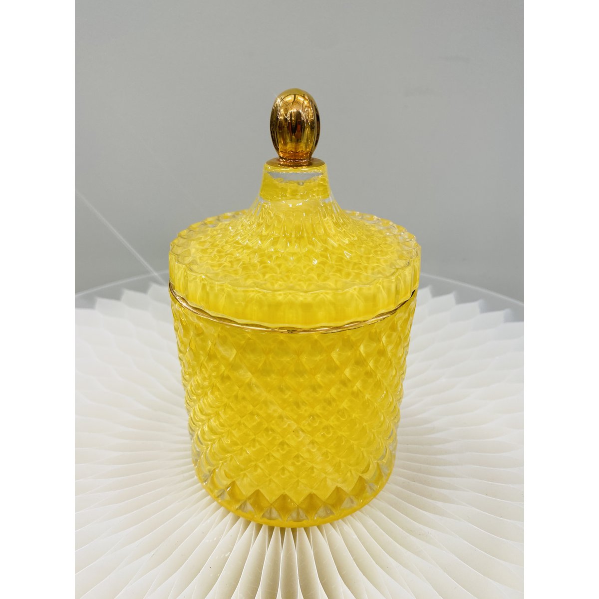 Een luxe glazen pot in een prachtige gele kleur