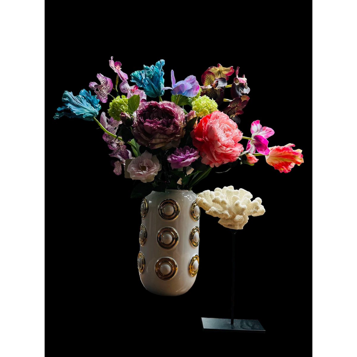 Een complete vaas, een boeket kunstbloemen en een prachtig oceaankoraalornament